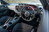 ドアハンドルなど古めかしさを感じる部分もあるが、最新の日産車と同じ液晶メーターやインフォテインメントシステムを搭載し、実用上で困ることはない。レッドのセンターマーク入りステアリングホイールは「NISMO」専用だ。