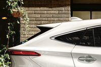 比較用に、こちらは現行「トヨタ・ハリアー」のルーフスポイラー。