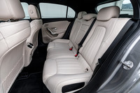 後席には、仕様に応じて6：4の2分割、もしくは4：2：4の3分割可倒機構が用意される。