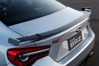 テールゲートに装着された「STI」のバッジ。「STI Sport」が設定されるのは、「レヴォーグ」に続きこれが2モデル目となる。