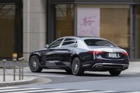 後輪操舵は「S680」だけでなく「S580」にも標準装備。少しくらいの細い道であれば自信を持って踏み込んでいける。