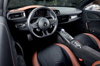 シンプルな造形ながら、レザーにアルカンターラ、カーボンファイバーなど高価な素材が多用されるインテリア。量産車として初めて、Sonus Faber（ソナス・ファベール）のオーディオシステムが楽しめるようになった。