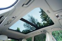 チルトアップ機構付きの電動パノラマガラスサンルーフは、モデルによりオプションまたは標準で用意される。