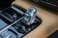 トランスミッションは8段ATを採用する。orrefors社製のクリスタルシフトノブは、「V90 T8 Twin Engine AWD インスクリプション」の専用装備。