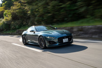 フロントに積まれる5リッターV8スーパーチャージドエンジンは最高出力575PSを発生。ジャガーのロードカー史上最高のスペックを誇る。