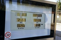 写真撮影に使用したLPGステーションでは、1リッターあたり0.64ユーロ（約83円だった）。二酸化炭素排出量が少ないとの理由から、イタリアでは自動車税でも優遇措置がある。