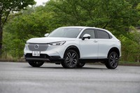 2021年4月23日に発売となった新型「ホンダ・ヴェゼル」。「信頼」「美しさ」「気軽な楽しさ」の3つが提供価値とされており、ユーザーの日々の暮らしの楽しさを「AMP UP（増幅）」することを目指す。