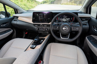 インテリアは木目調のフィニッシャーや織物のトリムなどでベース車と差別化。ウィンドウに遮音対策を施すなど、快適性の向上も図られている。