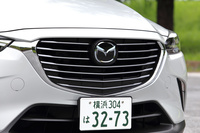 ミリ波レーダーユニットが内蔵された、フロントグリルのマツダのエンブレム。マツダは「CX-3」に限らず、多数のモデルで自動緊急ブレーキや車線逸脱警報システムなどといった運転支援システムの設定拡大を推し進めている。