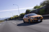 足まわりに、ラリーマシン用に開発された「4HCC」なる技術が採用されている。ダンパー底部に内蔵したセカンダリーダンパーの働きにより、路面との接地性を最大限に高める。