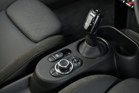 2リッター直4ディーゼルターボエンジンに組み合わされるトランスミッションは8段AT。2021年5月のマイナーチェンジで、電動パーキングブレーキが採用されたのもトピックだ。