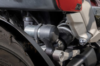 サスペンションは前後ともにショーワ製で、前がφ47mmのアジャスタブル倒立フォーク、後ろがピギーバックタイプのモノショック。コンプレッションとリバウンドの調整機構に加え、リアサスペンションには油圧式のリモートプリロードアジャスターが備わる。