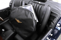 標準装備のサイドスクリーンは脱着が可能で、使用しない際には、専用に製作されたレザー製のソフトケースにしまっておける。