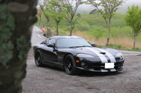 エッセイ『バイパーほったの ヘビの毒にやられまして』でおなじみの、編集部H青年の「ダッジ・バイパー」。タイヤ交換で右往左往していたが、現在は「それどころじゃない」（本人談）理由で修理工場に入庫中だとか。