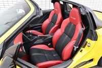 ホルドーレッドとブラックのコントラストが鮮やかな「S660モデューロX」の専用シート。ドライバーの気分もおのずと高まってくる。