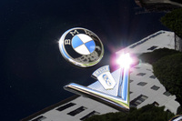 リアのトランクフードを飾る、BMWのエンブレムと“V8”のバッジ。