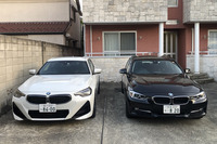 エリート特急こと先代「BMW 320d」（写真右）と、今回試乗した新型「220iクーペMスポーツ」（左）。220iクーペのほうが320dよりも全長は85mm短いが、2ドアクーペゆえに狭い駐車場では乗り降りがストレスに。ドアが長くて車高が低くて乗り降りがちょっとだけ難儀なクルマは、もう「フェラーリ328」だけで十分かも。