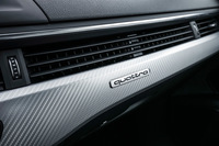 ダッシュボードに装着された「quattro」のバッジ。「RS 5」のフルタイム4WDシステムは、標準モデルよりリアに多めに駆動力を配分する制御となっている。
