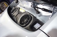 リアに搭載される最高出力450ps、最大トルク530Nmを発生する3リッター水平対向6気筒ターボエンジンは、エンジンフードを開けても見ることはできない。