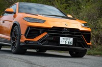 バンパーは新デザインに。両サイドにエアカーテンが設けられたほか、新形状のエアインテークによって冷却効率が高められている。