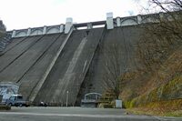 重力式コンクリートダムとしては日本で2番目の堤高を誇る「浦山ダム」。ちなみに、駐車場の手すりの向こうは深い減勢池となっているので、高所恐怖症の人、海洋恐怖症の人は、ゆめゆめのぞき込まないように。