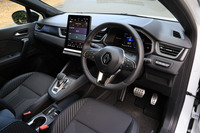 10.4インチサイズとなる大型の縦型タッチスクリーンをダッシュボードのセンターに配置したコックピットは、「リミテッド」のベースとなる「キャプチャー エスプリ アルピーヌ フルハイブリッドE-TECH」に準じたもの。