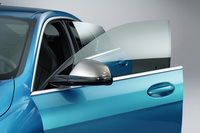 他の「グランクーペ」シリーズと同様に、サッシュレスドアを採用している。