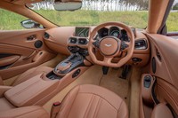 先に登場した「DB11」や「DBSスーパーレッジェーラ」とは異なる新しいインテリアデザインを採用した。8段ATのセレクタースイッチはセンターコンソール下部に配置され、エアコンのコントロールスイッチなども新形状となった。