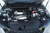 最高出力180PSの1.6リッター4気筒ターボエンジンに同110PSの電気モーターを組み合わせ、システム合計で同225PSを発生するプラグインハイブリッド「E-TENSE」のパワーユニット。