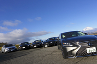 歴代のイメージを残しつつも大胆にモデルチェンジした新型「LS」。ライバルも定番モデルから個性派まで、つわものぞろいです。（photo：北畠主税）