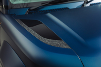 ボンネットの両サイドにあるインサートはフラットデザインに変更。かつては滑り止めのように「＋」模様が刻まれていた。