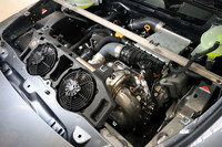 キャビン後方に横置きされるエンジンは、「ルノー・メガーヌR.S.」と基本を同じくする1.8リッター直4ターボに独自のチューニングを施したもの。