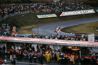 日本では、1976年に富士スピードウェイで初めてF1が行われる。当時、他のイベントで「日本グランプリ」という名が使われていたため、こちらは「F1世界選手権イン・ジャパン」というイベント名で開催された。