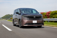 2026年7月16日に発売された4代目「日産エルグランド」。まずは「X e-4ORCE」（689万7000円）と「G e-4ORCE」（757万9000円）の2グレードがラインナップされる。