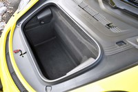 フロントフード下のラゲッジスペースの容量は125リッター。ロードバイクの車輪が2本収納できた。