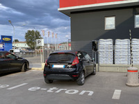 【写真F】同じくドイツ系洋品雑貨店のキックで。「e-tron」の路面表示があるものの、気づく人は少ない。2021年8月に撮影。