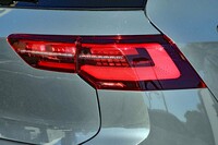 「ダイナミックインジケーター」付きのLEDテールランプ。ウインカーの光は車体の外側に流れるように点滅する。