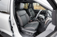 「GSR」はオレンジステッチ入りのレザーシートを装備（「GLS」はファブリック）。運転席にはパワーシートが付く。