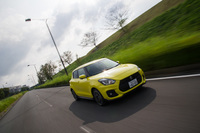 新型「スイフトスポーツ」は、MT仕様で970kg、AT仕様で990kgと、いずれの仕様でも車重を1t未満に抑えている。