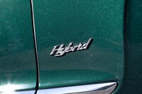 フロントフェンダーに貼られた「Hybrid」のバッジ。外観でプラグインハイブリッド車であることを示す唯一のポイントだ。