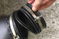 エアフィルターへのダクトのゴムもちぎれていた。なにせ30歳ですから。でも走行にはまったく支障ナシ。