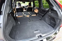 3列目および2列目のシートを倒し、荷室を最大化した様子。乗員の着座スペースと荷室を仕切るラゲッジセーフティーネットも用意される。