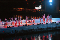 2007年7月にイタリア・トリノで行われた発表会の様子。ポー川の特設ステージで行われたイベントは、2006年冬季トリノオリンピックの開会式と閉会式を手がけた、マルコ・バリチが演出したものだった。