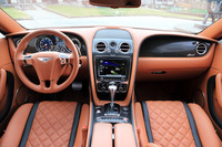 インストゥルメントパネルは、ウイングを思わせる左右対称なデザイン。ハンドル位置は、左右から選べる。