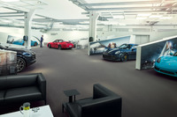 施設内に位置する新車の納車エリア。