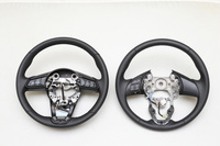 
	写真左が新型、右が旧型のステアリングホイール。親指の保持性、フィット性を改良したほか、ステアリングスイッチやエアバッグカバーを小型化し、リムの握り心地の向上を図った。
	