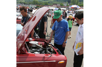 初代カローラの前でのひとこま。年輩のオーナーが若い来場者になにやら説明している。