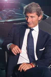 ランボルギーニはSUVの「ウルス」を2017年に発表すると公言している。「SUVはランボルギーニブランドにフィットする」と語るヴィンケルマン社長。
    