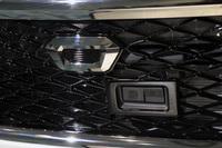 フロントグリルに備えられた赤外線センサー。「キャスト」では3モデル共通で、最廉価グレードの「X」を除く全車に、運転支援システム「スマートアシストII」が装備される。