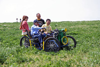 これが「チキバン号」の正体。運転している旧車愛好家の長谷川衛孝さんが、昭和30年ごろの農業用の石油発動機（500cc、出力3ps）を用い、自作したイベント専用車（？）である。一日中、ほとんど休みなしに希望者を乗せて走り回った長谷川さん、お疲れさまでした。